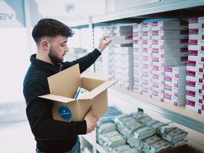 vgk-pflegebox-einpacken